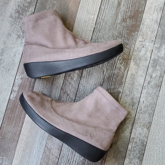 Fitflop Shoes - Fitflop Sumi suede ankle boots size 6 NWOT